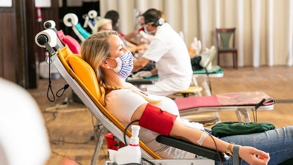 Menschen bei der Blutspende des DRK