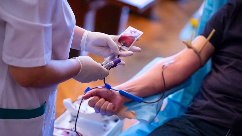 Lack of appreciation, dry rolls: blood donation criticized