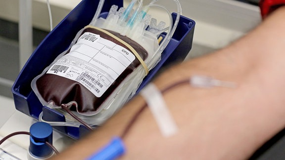 Ein Mann spendet Blut in der Blutbank der Universitätsklinik Leipzig 