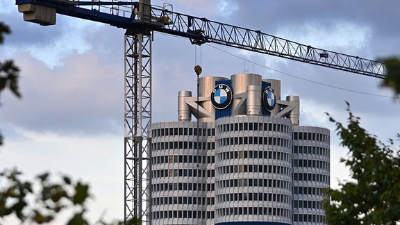 Baukran vor der BMW Konzernzentrale mit BMW Logo