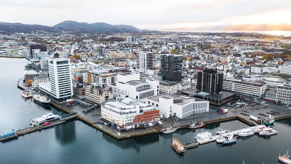 Skyline von Bodø: Die Kulturhauptstadt nördlich des Polarkreises hat 54 000 Einwohner. (zu dpa: «Norwegisches Bodø feiert Beginn von Jahr als Kulturhauptstadt»)