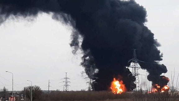 Schwarzer Rauch über brennendem Öllager