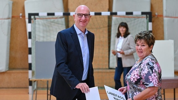 Dietmar Woidke, Brandenburgs Ministerpräsident und Vorsitzender der SPD in Brandenburg, gibt seine Stimme zur Landtagswahl in Brandenburg in einem Wahllokal ab. In Brandenburg findet am Sonntag (22.09.2024) die Landtagswahl statt.