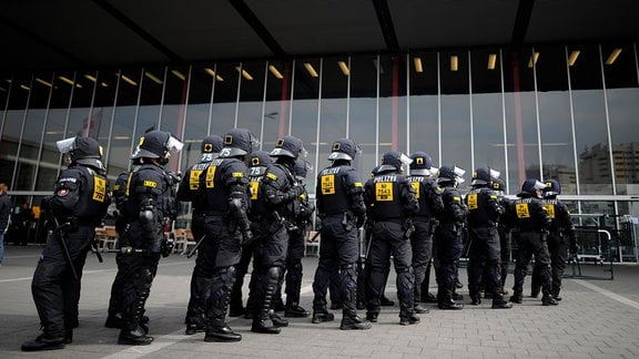 Polizeibeamte stehen 2014 vor dem Hauptbahnhof in Braunschweig.