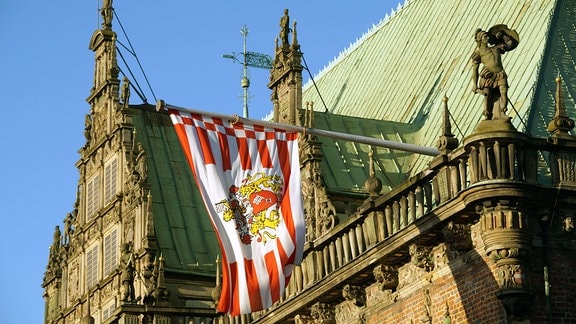 Bremen-Flagge an der Bremer Rathaus-Fassade.