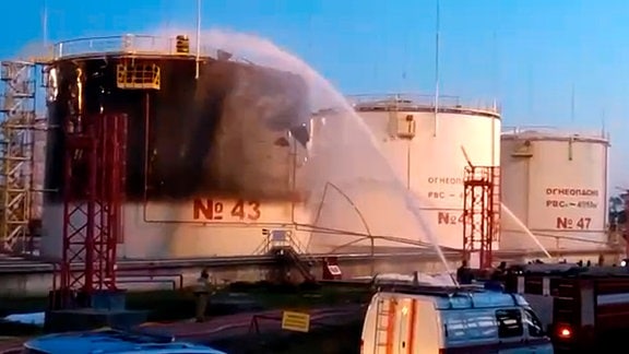 Löscharbeiten an einem brennendem Öltank in Krasnodar (Archivbild vom 2. Mai 2023).
