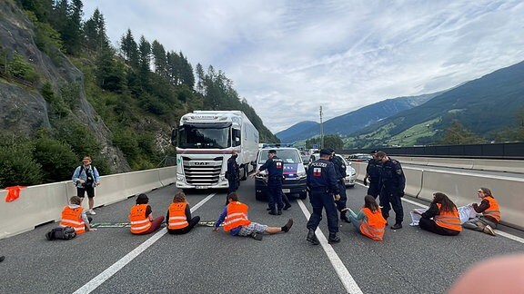 Klimaaktivisten der Gruppierung «Letzte Generation» blockieren die Brennerautobahn (A13) in Tirol nahe Matrei am Brenner.