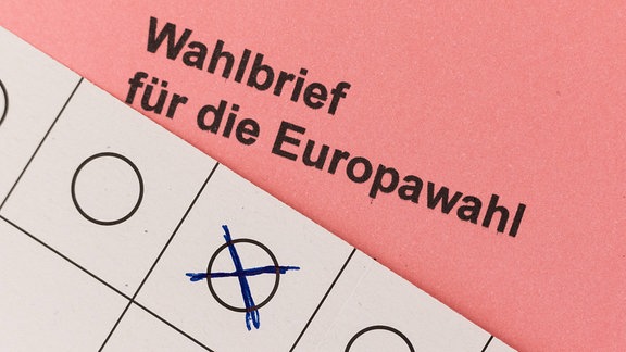 Ein Stimmzettel und ein Wahlbrief für die Briefwahl bei der Europawahl.