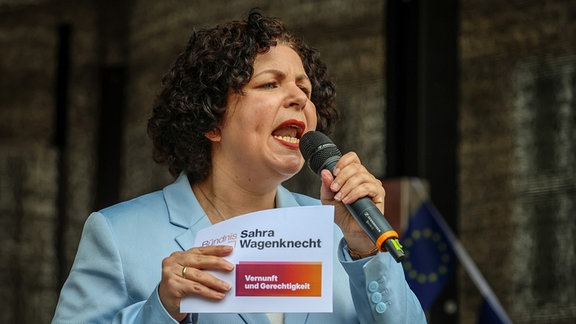 Amira Mohamed Ali, Covorsitzende des Bündnis Sahra Wagenknecht (BSW), spricht bei einer BSW Wahlkampfveranstaltung auf dem Marktplatz in Bremen. 