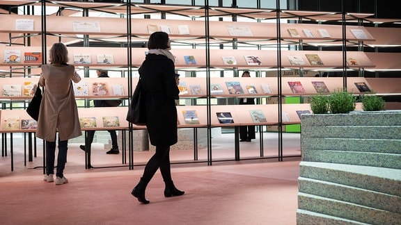 Besucher gehen durch den Buchmesse-Pavillon des Ehrengastlandes Slowenien.