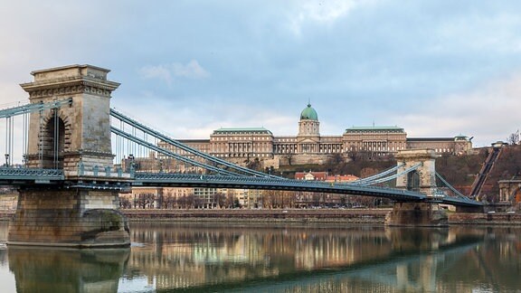 Budapest - Budaer Burg, davor die Hängebrücke