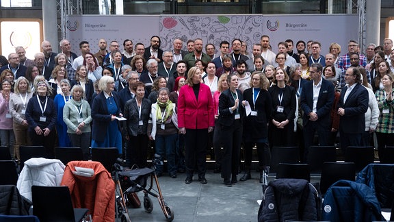Mitglieder des Bürgerrats "Ernährung im Wandel" stehen mit Bärbel Bas (SPD, M), Präsidentin des Deutschen Bundestages, für ein Gruppenfoto zusammen
