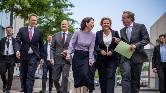 Christian Lindner (FDP), Olaf Scholz (SPD), Annalena Baerbock (Bündnis 90/Die Grünen), Nancy Faeser (SPD)und Boris Pistorius (SPD) zu Fuß in Begleitung von Security