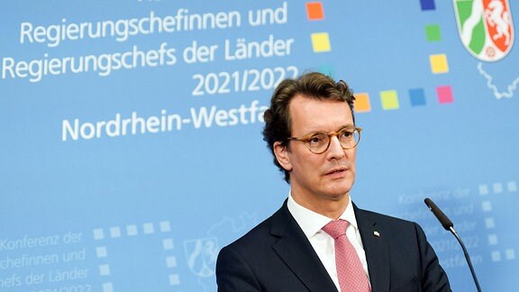 Ministerpräsident Hendrik Wüst, CDU, im Portrait bei der Pressekonferenz.