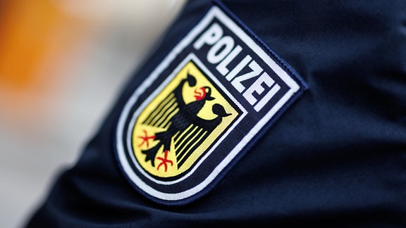Hoheitszeichen der Bundespolizei, ein Wappen mit dem Schriftzug „Polizei“ und einem Adler 
