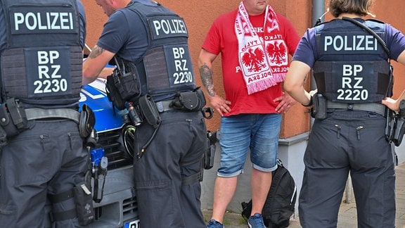 Beamte der Bundespolizei überprüfen am Bahnhof einen polnischen Fußballfan, der wegen unerlaubten Besitz von Feuerwerkskörpern nach Berlin zum EM-Spiel Polen gegen Österreich reisen wollte.