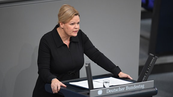 Nancy Faeser (SPD), Bundesinnenministerin, redet im Bundestag.