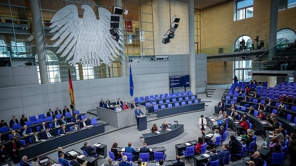 Friedrich Merz (CDU), CDU-Bundesvorsitzender und Unionsfraktionsvorsitzender, spricht bei der Sitzung des Bundestags.