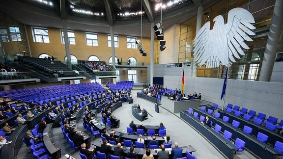 Bundestagspräsidentin Bärbel Bas (SPD) eröffnet die Plenarsitzung im Deutschen Bundestag mit einem Gedenken an den verstorbenen FDP-Politiker Gerhardt. 