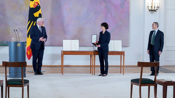 Verleihung des Bundesverdienstkreuz an die Biontech Gründer Ugur Sahin und Özlem Türeci.