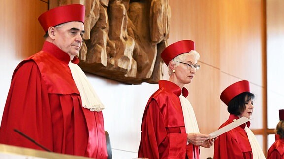 Der Zweite Senat des Bundesverfassungsgericht, (l-r) Peter Müller, Doris König (Vorsitz) und Sibylle Kessal-Wulf bei einer Urteilsverkündung