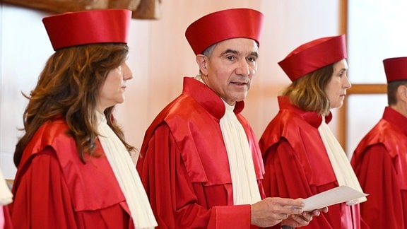 Der Erste Senat des Bundesverfassungsgerichts, (l-r) Ines Härtel, Stephan Harbarth (Vorsitzender des Senats und Präsident des Gerichts, Yvonne Ott, verkündet das Urteil zum «Bundeskriminalamtgesetz - Datenplattformen». 