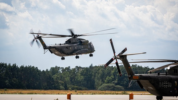 Ein Hubschrauber der Luftwaffe, ein CH-53 aus Holzdorf, startet im Rahmen der Fluthilfe Slowenien Richtung Einsatzgebiet. 