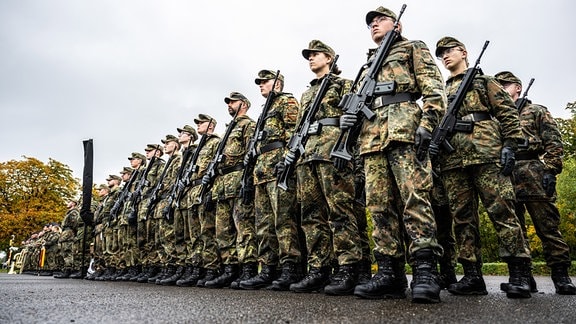 Anlässlich des Indienststellungsappells vom Heimatschutzregiment 2 stehen Soldatinnen und Soldaten auf einem Platz in der Lützow Kaserne. 