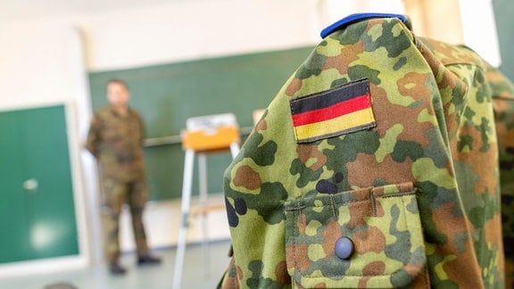 eine aufgesticke Deutschlandflagge auf einer Uniform