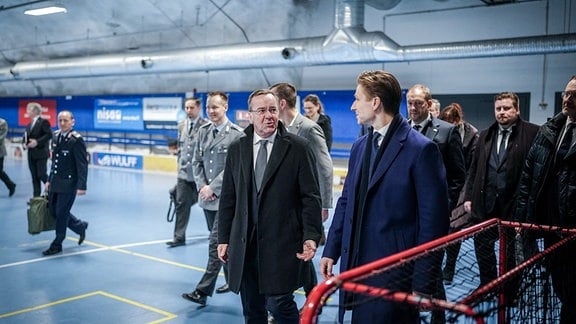 Boris Pistorius (SPD, M), Bundesminister der Verteidigung, und sein finnischer Amtskollege Antti Häkkänen (vorn, r) besichtigen einen Bunker in der finnischen Hauptstadt.