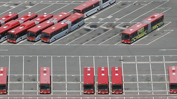 Luftbildaufnahme - Busse stehen nebeneinander im Busdepot.