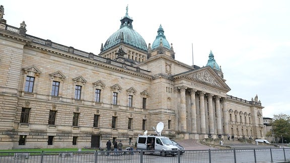 Fahrzeuge für Fernsehübertragung stehen vor dem Bundesverwaltungsgericht. 