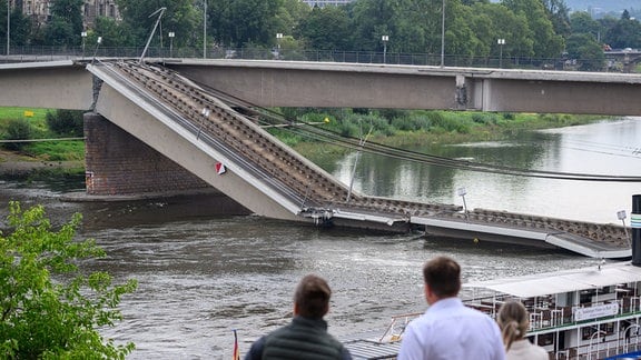 Teile der Carolabrücke über der Elbe sind eingestürzt.