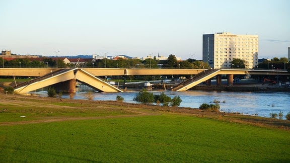 Zusammengebrochene Carola-Brücke von Dresden (30.09.2024)