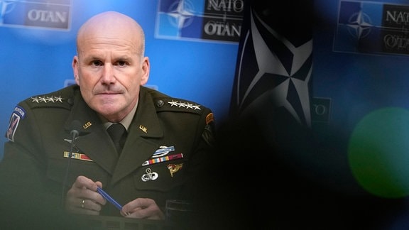 General Christopher Cavoli, Alliierter Oberkommandierender in Europa spricht auf einer Medienkonferenz im NATO-Hauptquartier.