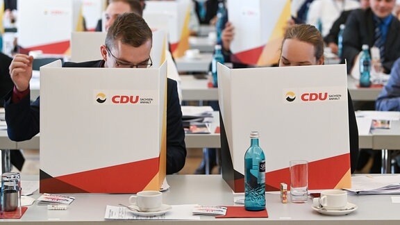 Delegierte wählen auf dem Landesparteitag der CDU Sachsen-Anhalt in Leuna den Landesvorsitzenden. 