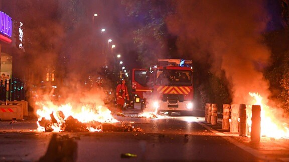 Feuerwehr und Feuer auf einer Straße in der Pariser Vorstadt Charenton