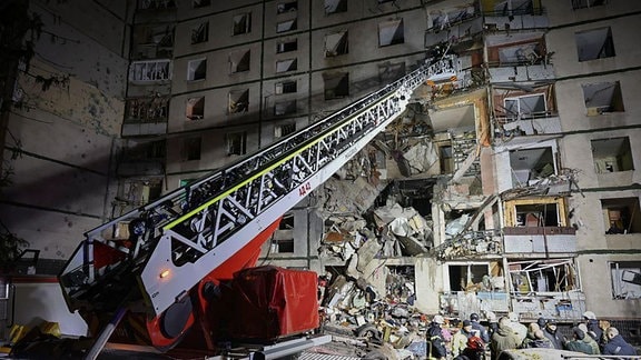 Auf diesem von der Stadtverwaltung Charkiw zur Verfügung gestellten Foto ist ein mehrstöckiges Wohnhaus zu sehen, das durch einen russischen Angriff am Mittwoch beschädigt wurde.