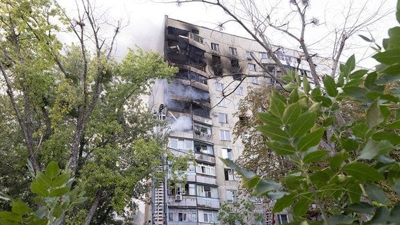 Verkohlte Etage in einem Wohnblock - Angriff auf ukrainische Stadt Charkiw am 30. August 2024