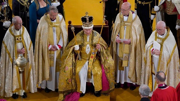 König Charles III. mit Krone und Zepter