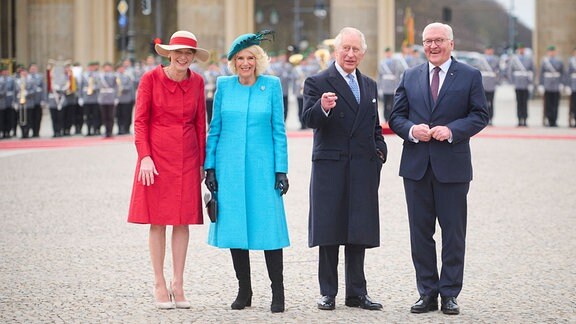 Staatsbesuch König Charles III. und Camilla Bundespräsident Frank-Walter Steinmeier und seine Gattin Elke Büdenbender empfangen König Charles III. und seine Gattin Camilla vor dem Brandenburger Tor in Berlin.