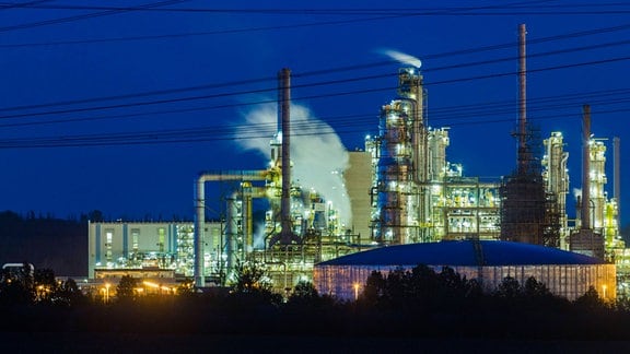 Die TOTAL Raffinerie ging 1997 nach dreijähriger Bauzeit in Betrieb und produziert jährlich u.a. rund drei Millionen Tonnen Benzin