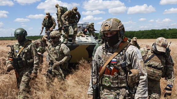 Soldaten der Odessa-Brigade sind in einer Kampfstellung zu sehen.