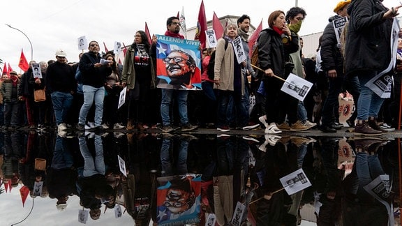 Ein Mann hält ein Bild des verstorbenen chilenischen Präsidenten Salvador Allende, während er an einer Demonstration zum 50. Jahrestag des Militärputsches von General Pinochet teilnimmt.