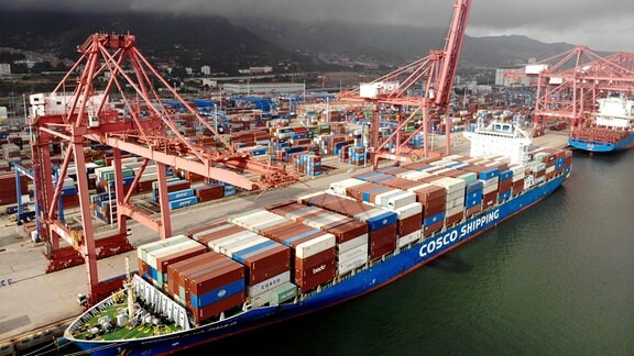 Ein Containerschiff an einem Hafen