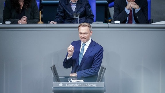 Christian Lindner (FDP), Bundesminister der Finanzen, spricht bei der Sitzung des Bundestags.