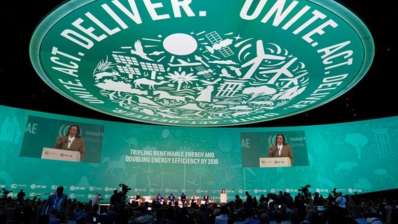 US-Vizepräsidentin Kamala Harris spricht auf dem UN-Klimagipfel COP28. 
