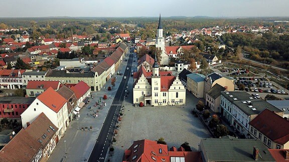 Stadtansicht von Coswig mit Markt und Rathaus von oben