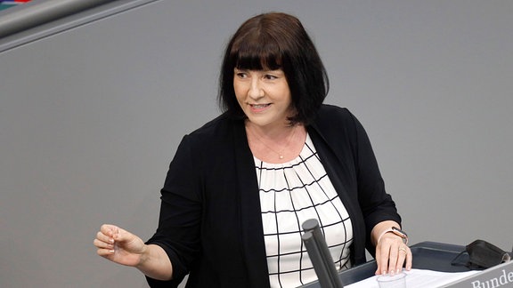 Joana Cotar spricht bei einer Sitzung des Deutschen Bundestages.