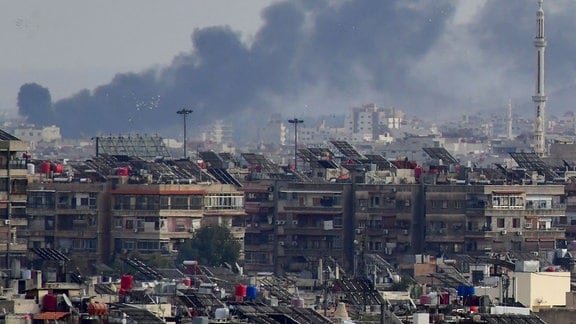 Rauch und Staub steigen in der Nähe der syrischen Hauptstadt auf. 